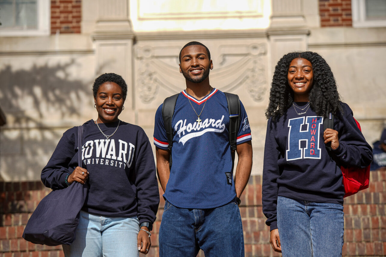 Three HU students on steps